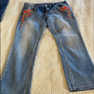 Grace in LA, size 28 Capri Jeans with embroidery floral pattern